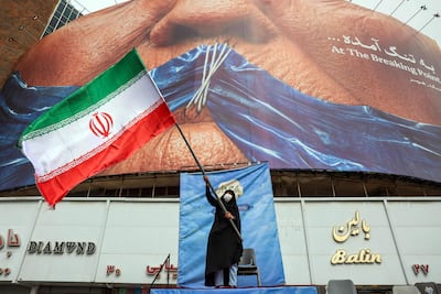 Una mujer con una bandera iraní en Teherán, Irán.