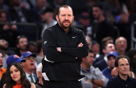 El estadounidense Tom Thibodeau (67 años) fue despedido este martes como entrenador de los Knicks de Nueva York.