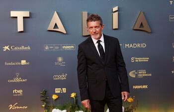 El actor Antonio Banderas posa a su llegada a la alfombra roja de los Premios Talía, en Madrid.