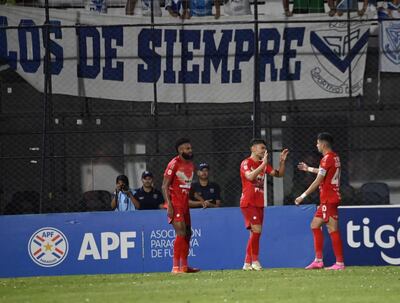 Festejo de los jugadores de Ameliano tras el gol de Iván Valdez