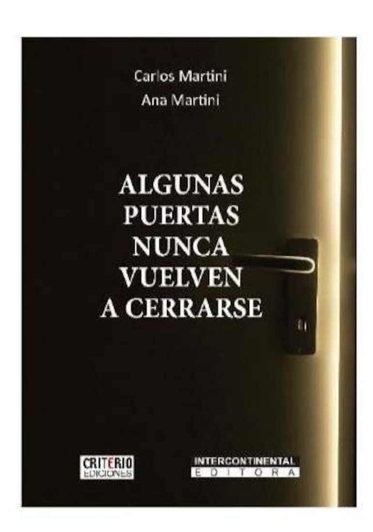 Carlos Martini y Ana Martini junto a la portada de su libro, en un entorno de presentación editorial con decoración formal.