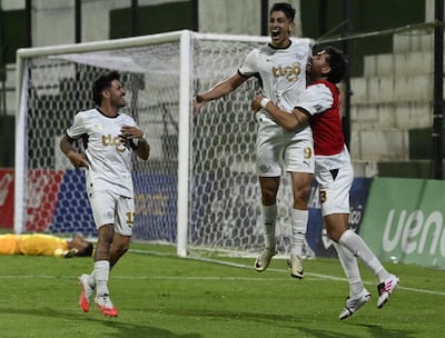 Gustavo Aguilar recibe las felicitaciones de sus compañeros tras anotar el segundo tanto de Libertar, en el duelo por los cuartos de final de la Copa Paraguay 2026.