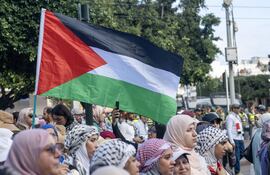 Una multitud de personas participa de una marcha pro-palestina el domingo en Rabat, Marruecos.