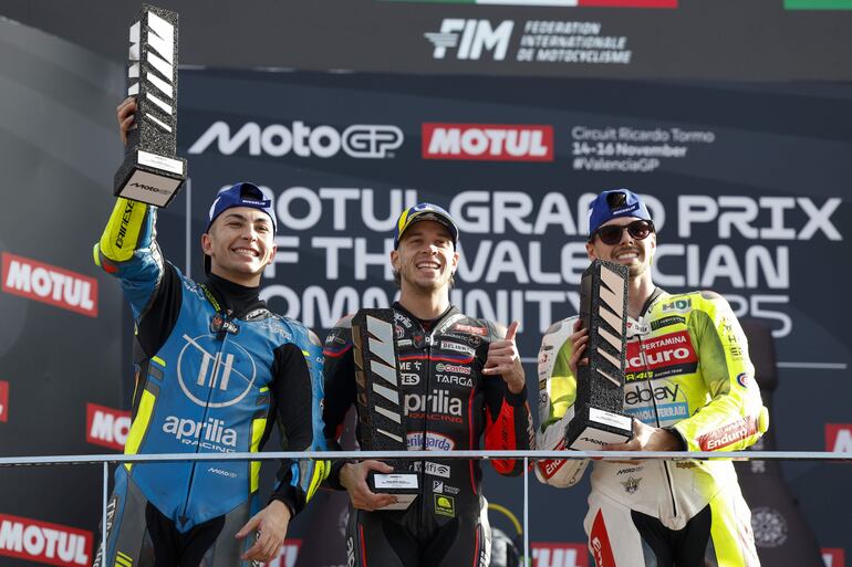 Los pilotos de MotoGP, Marco Bezzecchi (c), Raul Fernández (i), y Fabio Di Giannantonio (c), celebran su primer, segundo y tercer puesto respectivamente.