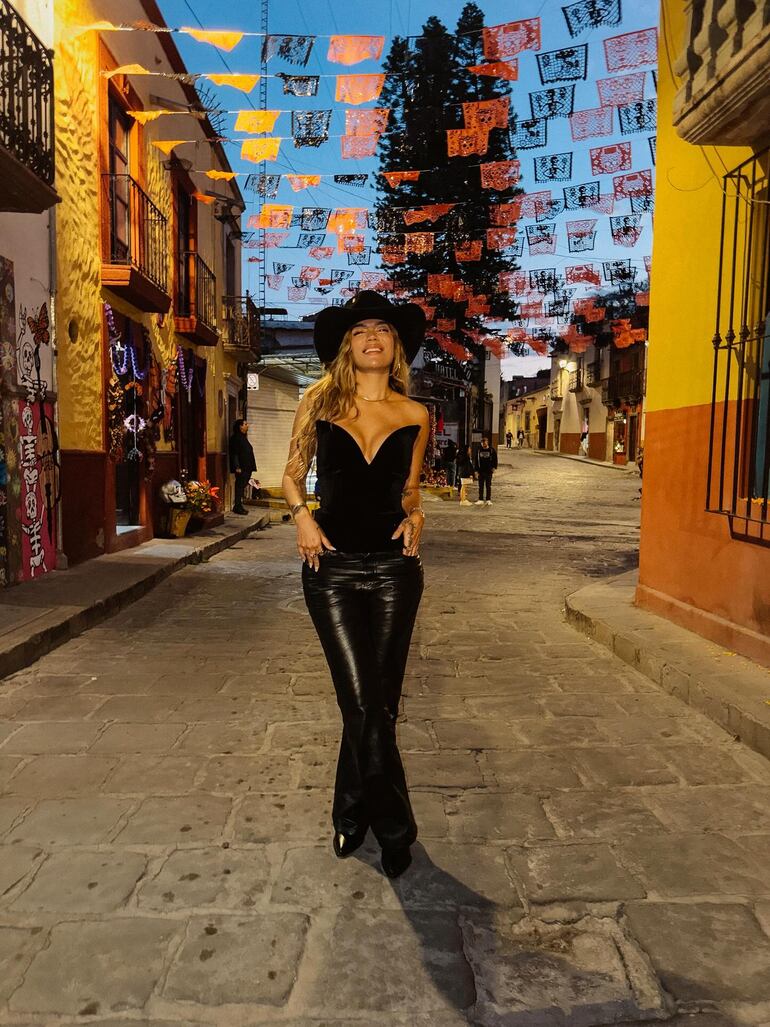 La llegada de Karol G a San Miguel de Allende coincidió con el Día de los Muertos. (Instagram/Karol G)