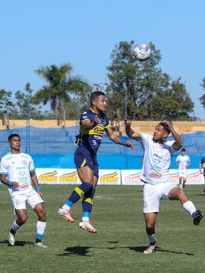 Rodi Ferreira, del 12 de Junio, protagonista de la acción aérea durante el partido disputado en la tarde de este sábado en Villa Hayes.