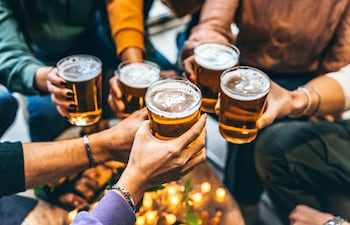 Amigos brindan con cerveza.