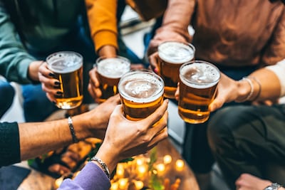 Amigos brindan con cerveza.
