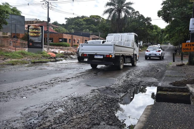 Augusto Roa Bastos y Nuestra Señora del Carmen, zona de obras del desagüe pluvial de Santo Domingo. La avenida Roa Bastos está completamente destruida por los raudales.