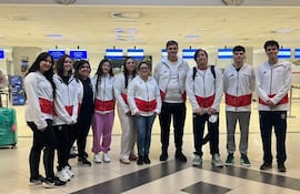 Delegación paraguaya que partió este jueves rumbo a las Olimpiadas Mundial de Ajedrez, que será en Uzbekistán desde el 14 de este mes.