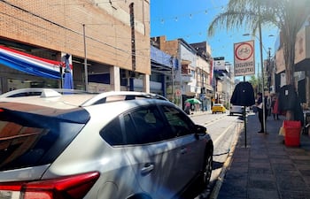 Las bicisendas en el centro son utilizadas por lugares para estacionar.