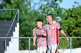 El histórico goleador, Santiago Salcedo celebra el tanto de apertura con Pablo Gerzel, en el triunfo ante el 4 de Mayo de Capiibary, por los octavos de final de la Copa Paraguay,