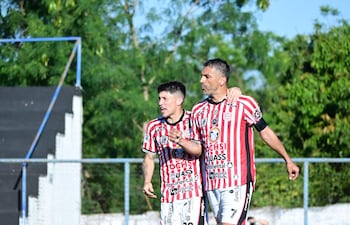 El histórico goleador, Santiago Salcedo celebra el tanto de apertura con Pablo Gerzel, en el triunfo ante el 4 de Mayo de Capiibary, por los octavos de final de la Copa Paraguay,