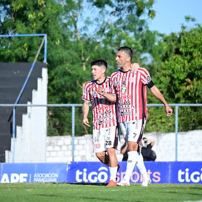 El histórico goleador, Santiago Salcedo celebra el tanto de apertura con Pablo Gerzel, en el triunfo ante el 4 de Mayo de Capiibary, por los octavos de final de la Copa Paraguay,