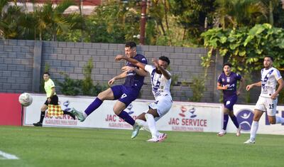 El atacante de Tacuary, Nicolás Morínigo ejecuta la definición ante la presencia del zaguero central venezolano Thomas Gutiérrez.