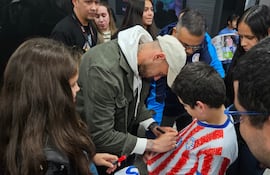 Antonio Sanabria, futbolista de la selección paraguaya, firma autógrafos en el Aeropuerto Internacional Silvio Pettirossi, en Asunción, Paraguay.