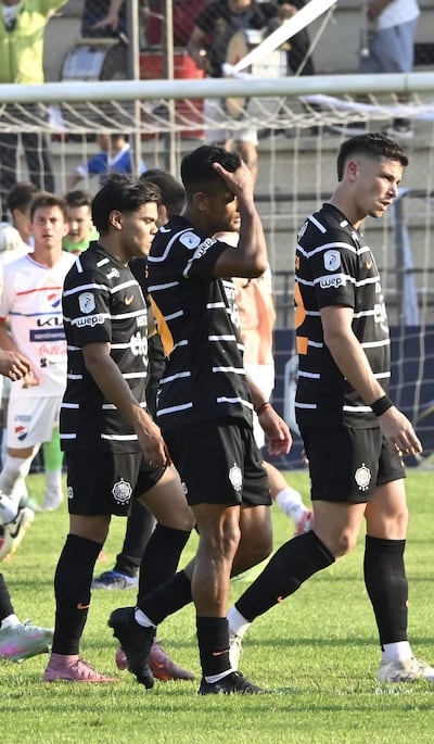 Rodney Redes, Lucas Morales y Manuel Capasso se retiran cabizbajos tras la goleada sufrida contra Nacional por 4-1.