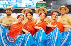 Bailarines de la academia Desde el Alma, en el Agroshopping.