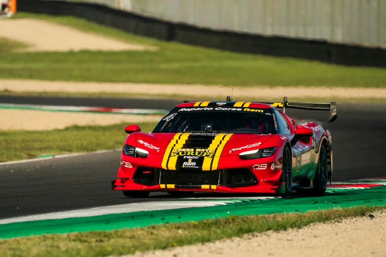 Así transitaba Óscar Bittar en el circuito de Mugello, en Italia, con el Ferrari 296 Challenge.