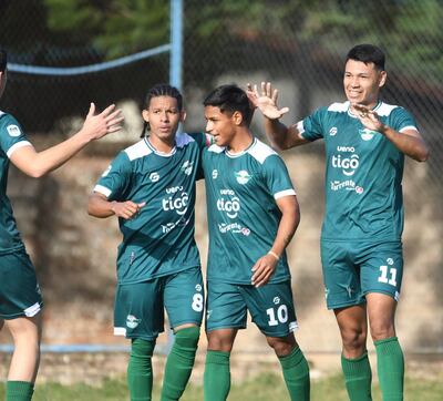 Bruno Benítez recibe las felicitaciones de Fabricio Olmedo y Brian Mendoza, tras inaugurar el marcador ayer en barrio Republicano. (Foto: APF)