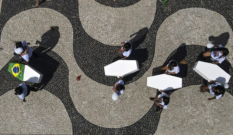 Fotografía aérea de una protesta de la ONG Rio de Paz para homenajear a las víctimas civiles como consecuencia de las acciones policiales, hoy, en la playa de Copacabana, en Río de Janeiro (Brasil). Los niños víctimas en acciones de la Policía contra el crimen organizado en Río de Janeiro, como el reciente caso de Thiago Flausino, de trece años, en la favela Cidade de Deus, fueron homenajeados este sábado en la playa de Copacabana. 