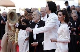 Francis Ford Coppola junto a Aubrey Plaza y Adam Driver en el estreno de "Megalópolis" en Cannes.