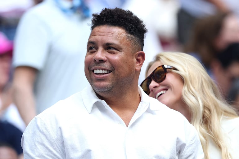 El futbolista brasileño Ronaldo asistió con su esposa Celina Locks a la decimocuarta jornada del US Open 2026 en el USTA Billie Jean King National Tennis Center. (Julian Finney/Getty Images/AFP)
