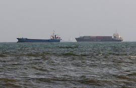 Buques de carga en el estrecho de Ormuz cerca del puerto de Bandar Abbás, Irán.