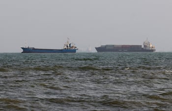 Buques de carga en el estrecho de Ormuz cerca del puerto de Bandar Abbás, Irán.