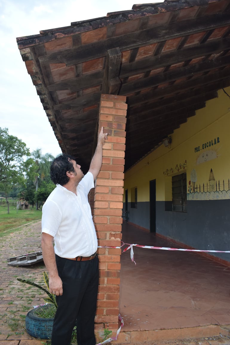 El director de la institución, profesor Eduardo Vera, muestra la parte que la viga está cediendo de la pilastra.