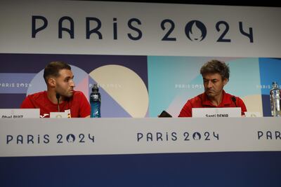 El delantero de la selección española Abel Ruiz y el entrenador Santi Denia en conferencia de prensa previa a la final de hoy frente a la anfitriona Francia, por el oro el fútbol.