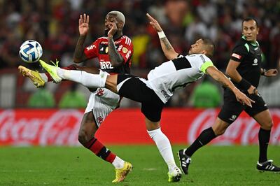 Lucha por la posesión del balón entre Gerson y Richard Ortiz