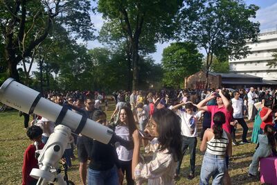 Cientos de Niños, jóvenes y adultos se congregaron en Textilia, en torno a los telescopios, para mirar el eclipse solar. Los niños tomaban fotos del eclipse, con su celular, colocándolos sobre el telescopio.