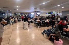 Indignación de compatriotas por vuelo a Asunción que suma retrasos e incertidumbre.