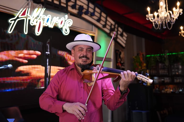 El violinista Enrique Cedeño posa este lunes en la Pequeña Habana en Miami (Estados Unidos).