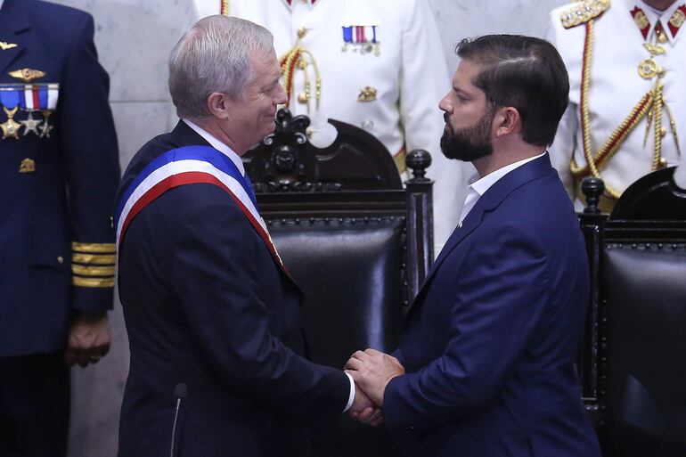 El derechista José Antonio Kast (i) saluda al presidente saliente Gabriel Boric, en la ceremonia de investidura, en Valparaíso (Chile).