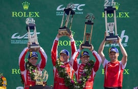 El Team Toyota Racing a pleno, encabezado por Kamui Kobayashi, Mike Conway y Nyck de Vries, festejan con sus trofeos en el podio de Las 24 Horas de Le Mans, en Francia.