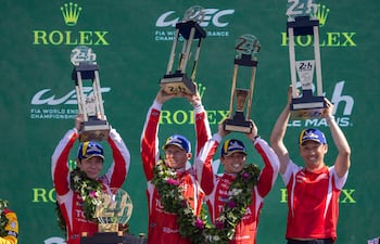El Team Toyota Racing a pleno, encabezado por Kamui Kobayashi, Mike Conway y Nyck de Vries, festejan con sus trofeos en el podio de Las 24 Horas de Le Mans, en Francia.