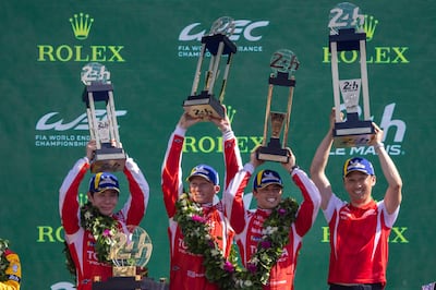El Team Toyota Racing a pleno, encabezado por Kamui Kobayashi, Mike Conway y Nyck de Vries, festejan con sus trofeos en el podio de Las 24 Horas de Le Mans, en Francia.
