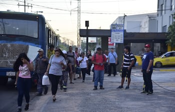 Imagen de archivo de pasajeros esperando el transporte público.