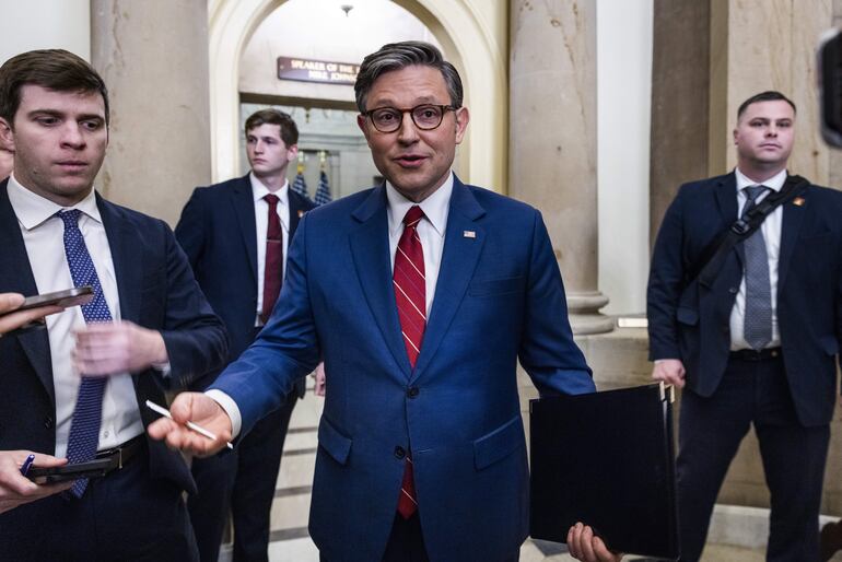 Mike Johnson (C), presidente de la Cámara de Representantes de Estados Unidos.