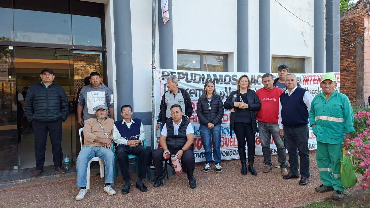 Funcionarios se encadenan y exigen el pago de salarios atrasados en Paraguarí