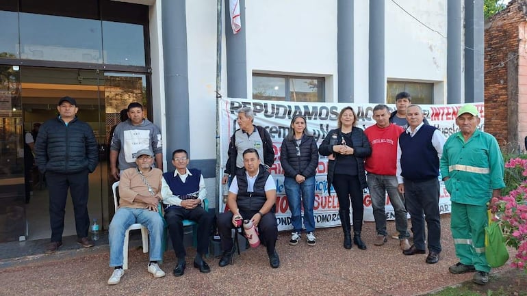 Los funcionarios municipales de Paraguarí levantaron la medida de fuerza tras el compromiso de cobrar mañana el salario correspondiente al mes de abril.