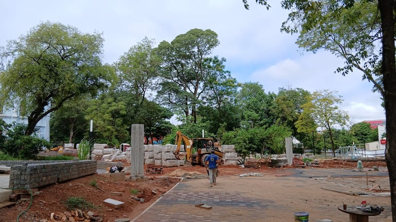 La plaza Cerro Corá está desolada, llena de escombros y materiales de construcción y con menos árboles.