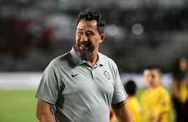 El director técnico argentino de Olimpia, Pablo Sánchez, hace gestos antes del inicio del partido de fútbol de la fase de grupos de la Copa Sudamericana entre el Vasco da Gama de Brasil y el Olimpia de Paraguay, en el estadio São Januário en Río de Janeiro.