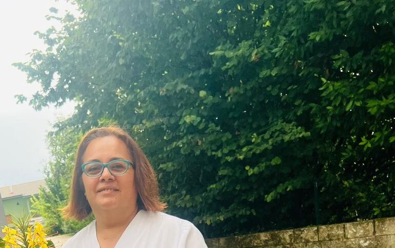 Con su uniforme de trabajo Gloria Duarte nos comentó acerca del calor en Cantabria.