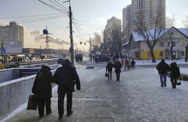 Vecinos del barrio de Darnitsia de Kiev caminan sobre el pavimento helado en plena ola de frío en Ucrania.