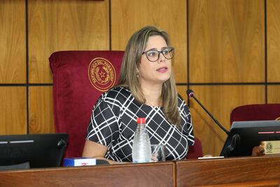La senadora Kattya González denunció a Rodrigo Gamarra por violencia contra la mujer.