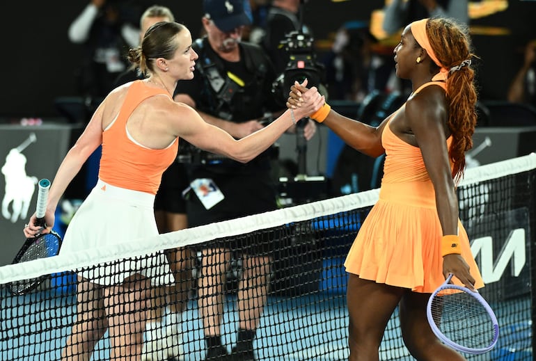 La ucraniana Elina Svitolina (i) arrolló a la norteamericana Coco Gauff (d), para meterse en semifinales del torneo.