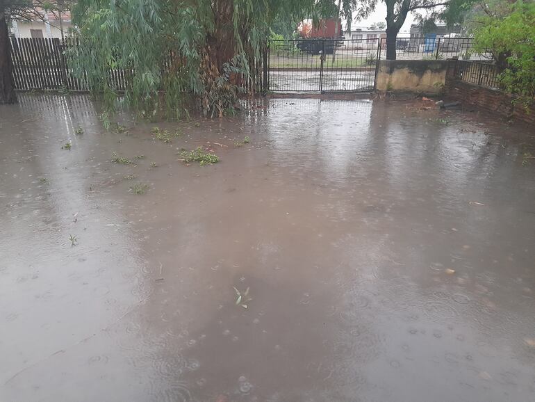 Varios patios de viviendas quedaron literalmente inundados tres las lluvias de hoy.
